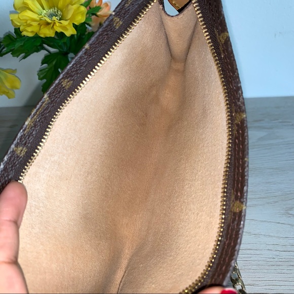 Authentic Louis Vuitton pouch crossbody ❤️ - Picture 9 of 10